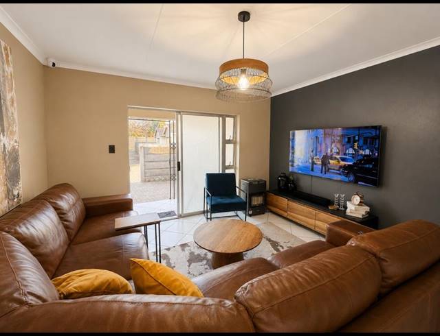 2 BEDROOM TOWNHOUSE FOR SALE IN LAMBTON GARDENS